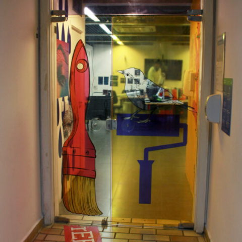 Produção em Adesivo recortado, lambe-lambe e pintura