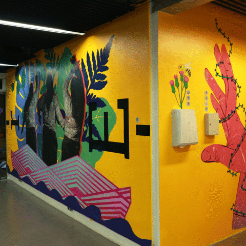 Produção em Adesivo recortado, lambe-lambe e pintura