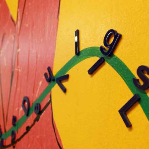 Produção em Adesivo recortado, lambe-lambe e pintura