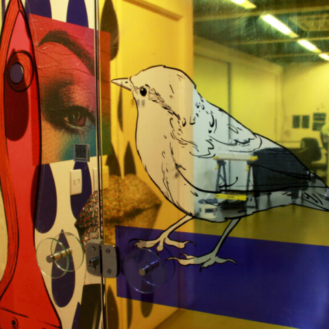 Produção em Adesivo recortado, lambe-lambe e pintura