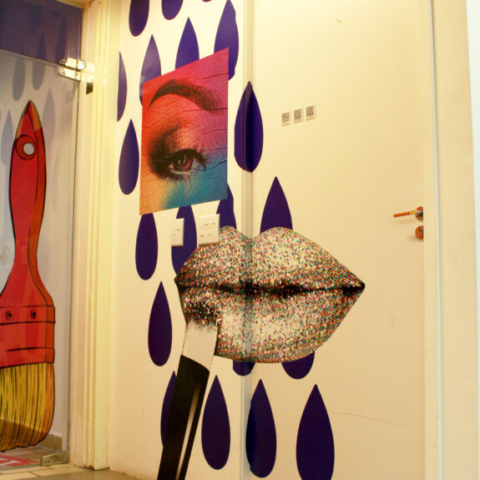 Produção em Adesivo recortado, lambe-lambe e pintura